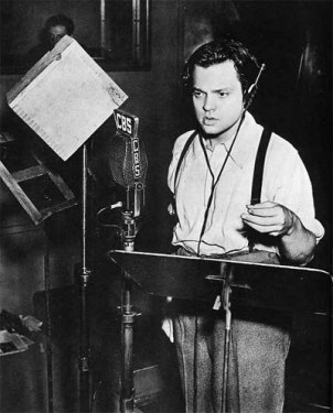 Orson Welles durante la representación de La Guerra de los Mundos en el teatro Mercury/ Fuente: War-ofthe-worlds.co.uk